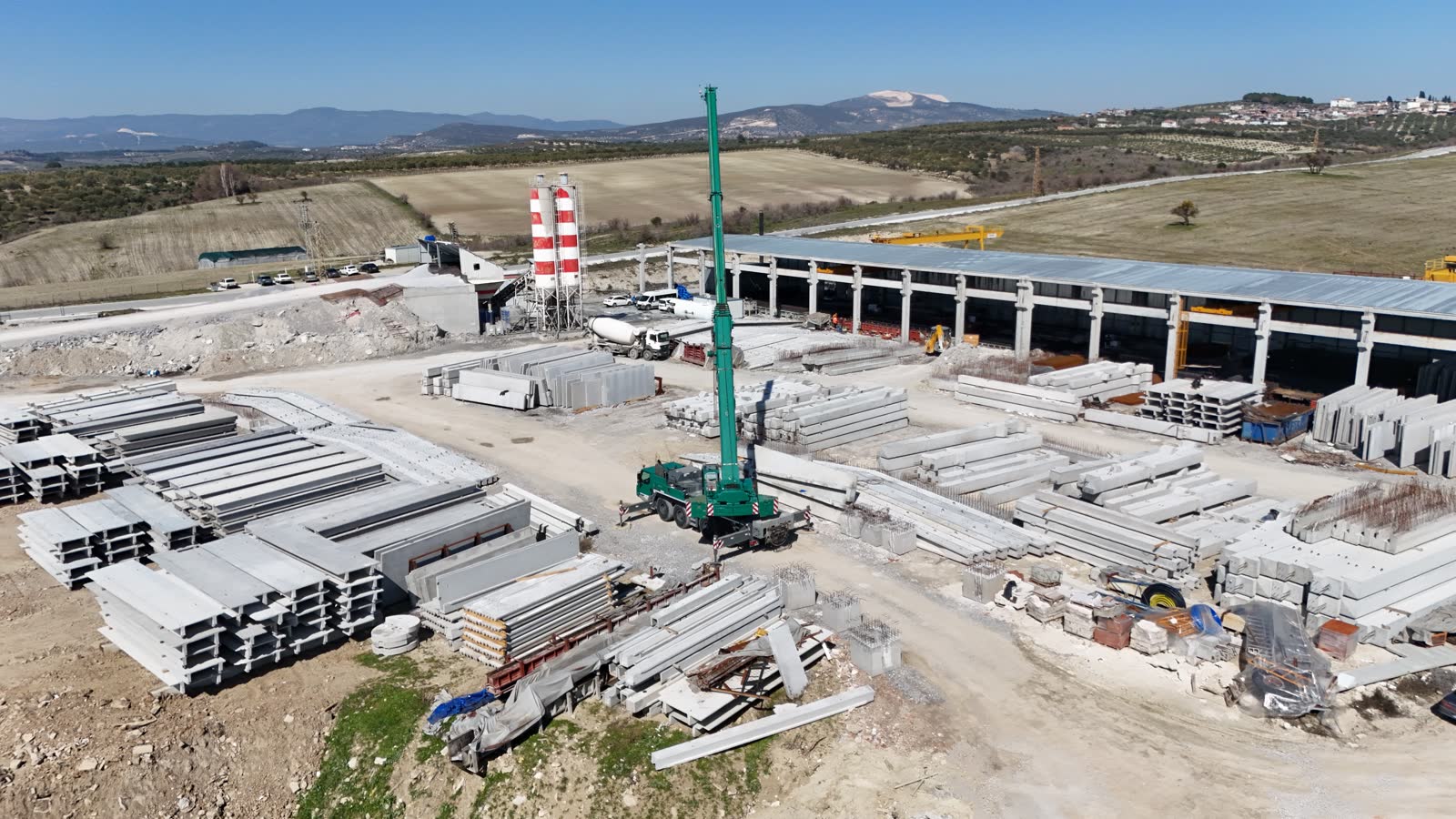 Üretim tesisi ve stok sahası — havadan görünüm